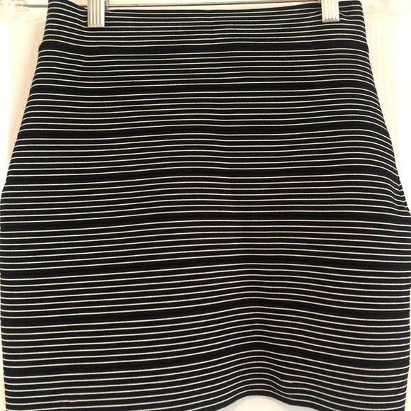 Classy Black & White BCBG Skirt GREAT condition!!! - Picture 2 of 2